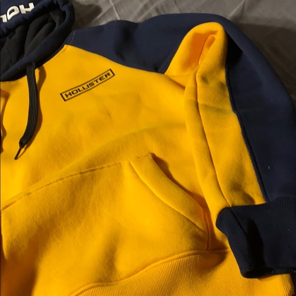 Hollister hoodie size xs , not true to size ! - Picture 3 of 7